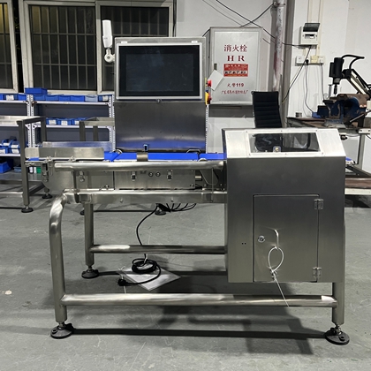 Dynamic checkweigher with PC control interface displaying real-time weight data on screen
